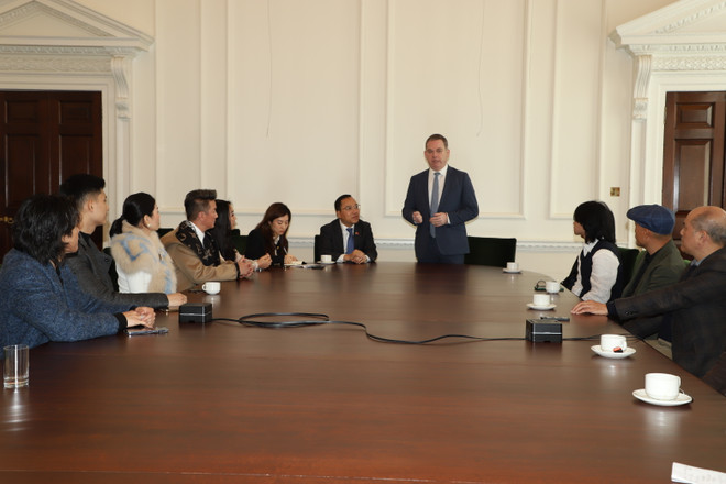 英国不管部大臣奈杰尔·亚当斯会见越南艺术家 ảnh 2 英国不管部大臣奈杰尔·亚当斯会见越南艺术家 ảnh 2