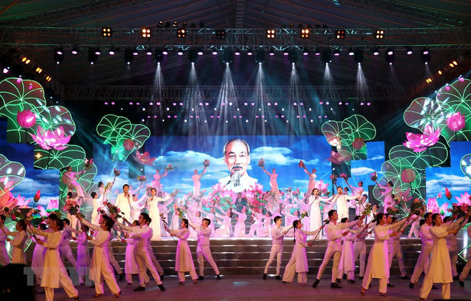 “胡志明—他老人家之名永放光芒”特殊艺术晚会在河内举行 ảnh 1