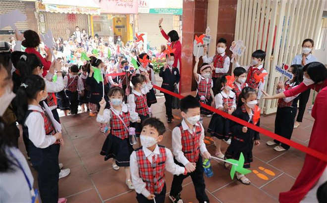 河内学生返校上学:利用直接上课时间弥补在线学习漏洞 ảnh 2 河内学生返校上学:利用直接上课时间弥补在线学习漏洞 ảnh 2
