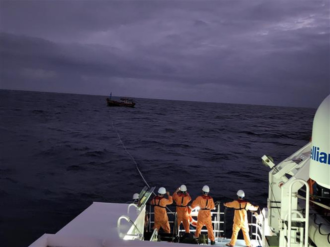 越南海上搜救协调中心成功营救三名海上遇险船员 ảnh 1 越南海上搜救协调中心成功营救三名海上遇险船员 ảnh 1