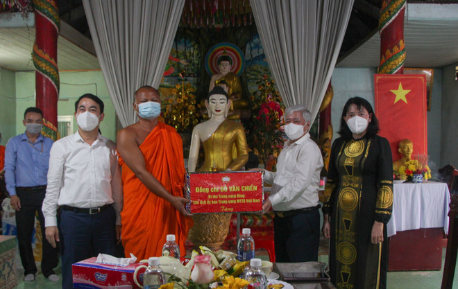 越南祖国阵线中央委员会主席杜文战在芹苴市开展泼水节走访慰问活动 ảnh 2 越南祖国阵线中央委员会主席杜文战在芹苴市开展泼水节走访慰问活动 ảnh 2