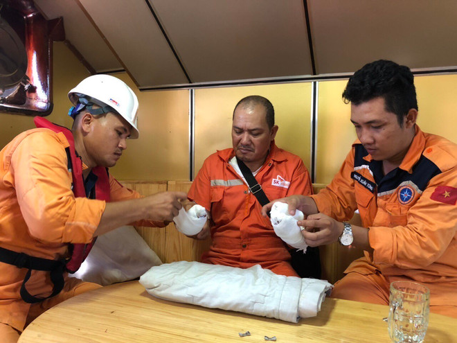 庆和省芽庄市成功将一名外籍受伤船员安全送岸就诊 ảnh 1 庆和省芽庄市成功将一名外籍受伤船员安全送岸就诊 ảnh 1