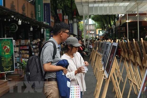 《新冠肺炎疫情防控阻击战-印象深刻的时刻》新闻摄影展在胡志明市举行 ảnh 1 《新冠肺炎疫情防控阻击战-印象深刻的时刻》新闻摄影展在胡志明市举行 ảnh 1
