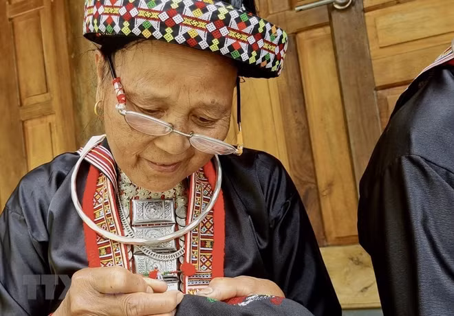 安沛省努力保留陆安县红瑶族人传统服饰 ảnh 1 安沛省努力保留陆安县红瑶族人传统服饰 ảnh 1