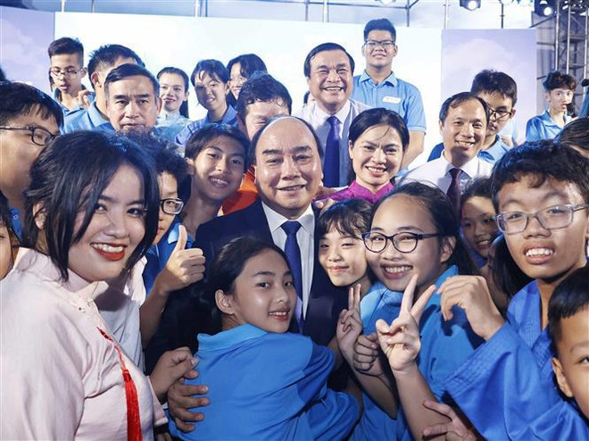 国家主席阮春福同新冠孤儿一起参加 “返校日”活动 ảnh 2 国家主席阮春福同新冠孤儿一起参加 “返校日”活动 ảnh 2