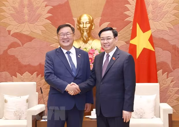 越南国会主席王廷惠会见韩越友好议员小组主席金叹研 ảnh 1