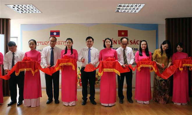 "越老伟大友谊与特殊团结关系”图书展正式开幕 ảnh 1 "越老伟大友谊与特殊团结关系”图书展正式开幕 ảnh 1