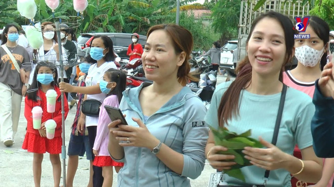 用树叶购物的独特集市 ảnh 1 用树叶购物的独特集市 ảnh 1