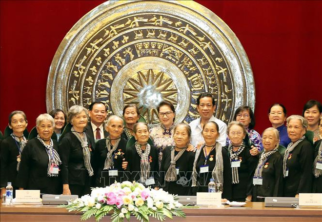 越南国会主席阮氏金银会见槟椥省“长发军”代表团 ảnh 2 越南国会主席阮氏金银会见槟椥省“长发军”代表团 ảnh 2