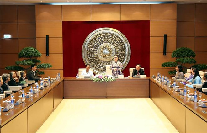 越南国会主席阮氏金银会见槟椥省“长发军”代表团 ảnh 1 越南国会主席阮氏金银会见槟椥省“长发军”代表团 ảnh 1