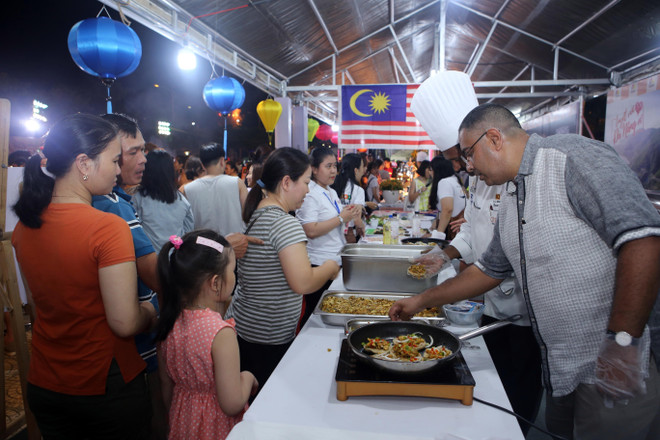 世界各国美食亮相2019年岘港市国际饮食节 ảnh 2 世界各国美食亮相2019年岘港市国际饮食节 ảnh 2