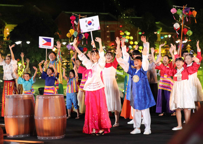 “四方文化色彩”艺术晚会在会安市举行 ảnh 1 “四方文化色彩”艺术晚会在会安市举行 ảnh 1