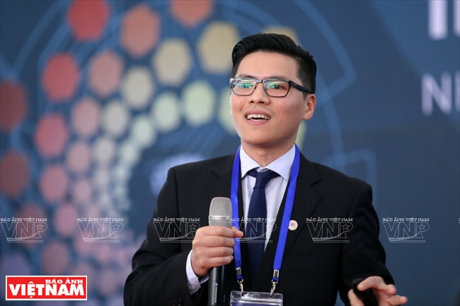 范光强副教授与“越南制造”机器人的蓝图 ảnh 1 范光强副教授与“越南制造”机器人的蓝图 ảnh 1