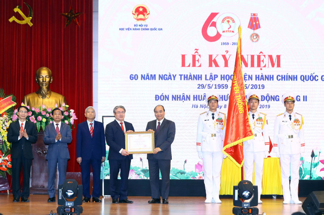 越南政府总理阮春福出席国家行政学院成立60周年纪念典礼 ảnh 1  越南政府总理阮春福出席国家行政学院成立60周年纪念典礼 ảnh 1