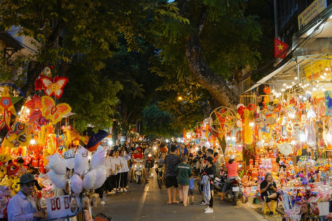 组图:首都河内马行街各式彩灯五彩缤纷喜迎中秋 ảnh 8 组图:首都河内马行街各式彩灯五彩缤纷喜迎中秋 ảnh 8