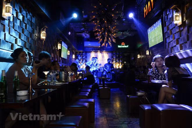 组图：取消社交距离规定后首都河内‘通宵街’又热闹起来 ảnh 11