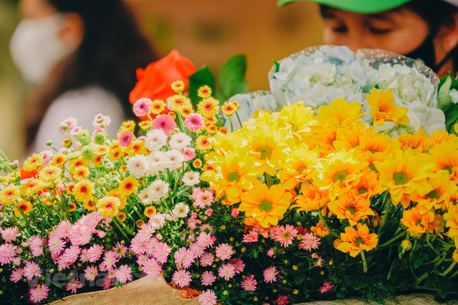 组图:花卉小货郎为河内秋天增添了一道亮丽的风景 ảnh 7 组图:花卉小货郎为河内秋天增添了一道亮丽的风景 ảnh 7