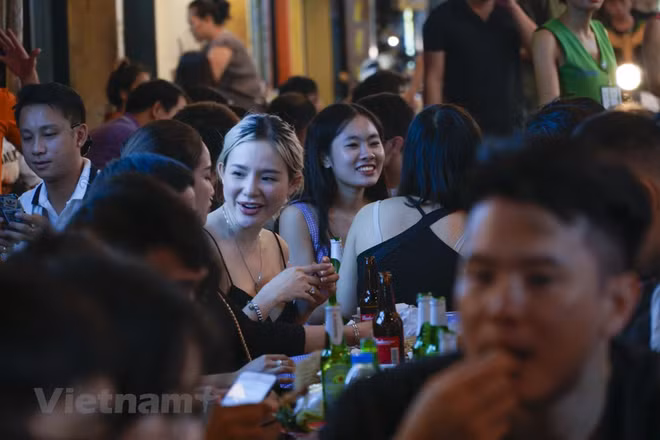 组图：取消社交距离规定后首都河内‘通宵街’又热闹起来 ảnh 4