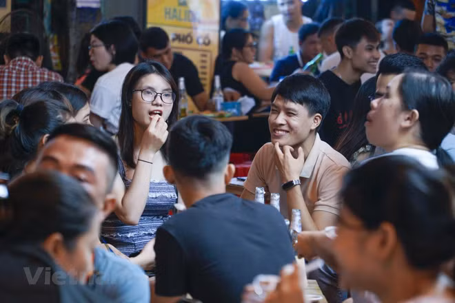 组图：取消社交距离规定后首都河内‘通宵街’又热闹起来 ảnh 3