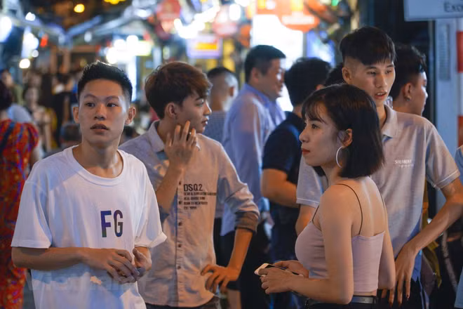 组图：取消社交距离规定后首都河内‘通宵街’又热闹起来 ảnh 9