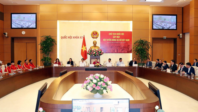 越南国会主席阮氏金银会见越南国家女子足球队 ảnh 2