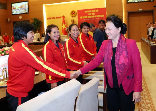越南国会主席阮氏金银会见越南国家女子足球队 ảnh 1