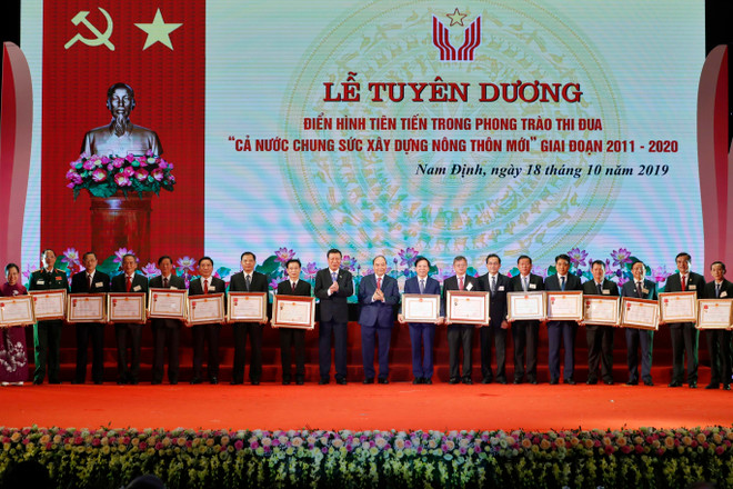 阮春福启动“2021-2025年全国携手推进新农村建设”竞赛活动 ảnh 2