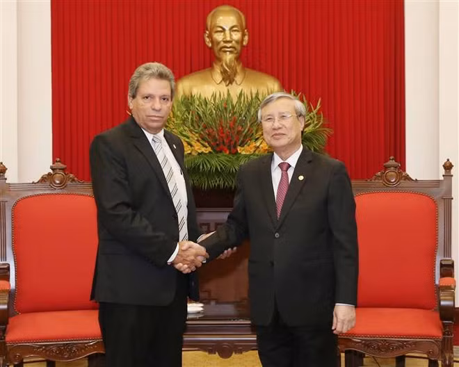 越共中央书记处书记陈国旺会见古巴共产党代表团 ảnh 1 越共中央书记处书记陈国旺会见古巴共产党代表团 ảnh 1