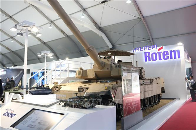 越南国防部代表团参观2019年韩国首尔国际航空航天暨军工业展览会 ảnh 2 越南国防部代表团参观2019年韩国首尔国际航空航天暨军工业展览会 ảnh 2