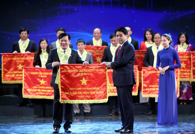 河内首都解放65周年:近200家企业受表彰 ảnh 1 河内首都解放65周年:近200家企业受表彰 ảnh 1