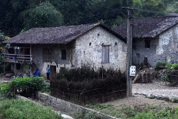 高平省重庆县谭水乡快极村岱依族人的石头高脚屋 ảnh 1