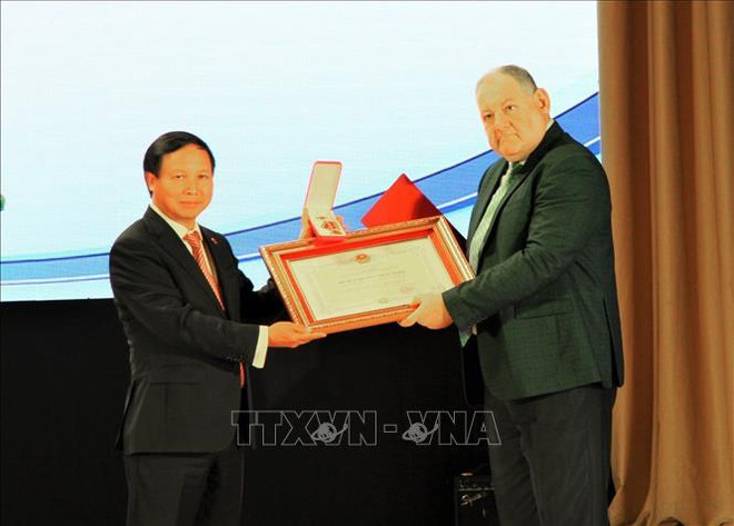 越南向俄罗斯皮亚季戈尔斯克国立大学授予友谊勋章 ảnh 2 越南向俄罗斯皮亚季戈尔斯克国立大学授予友谊勋章 ảnh 2