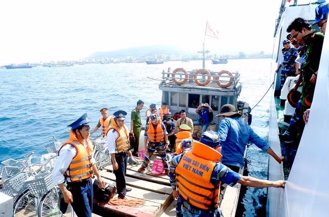 越南海警为渔民放心出海保驾护航 ảnh 1