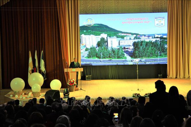 越南向俄罗斯皮亚季戈尔斯克国立大学授予友谊勋章 ảnh 1 越南向俄罗斯皮亚季戈尔斯克国立大学授予友谊勋章 ảnh 1