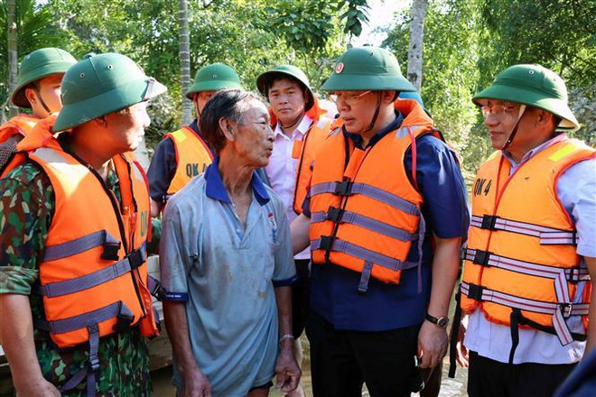 政府副总理王廷惠走访慰问广平和河静两省洪灾受灾群众 ảnh 2 政府副总理王廷惠走访慰问广平和河静两省洪灾受灾群众 ảnh 2