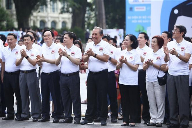 政府副总理张和平发起“为儿童佩戴安全头盔”运动 ảnh 1 政府副总理张和平发起“为儿童佩戴安全头盔”运动 ảnh 1