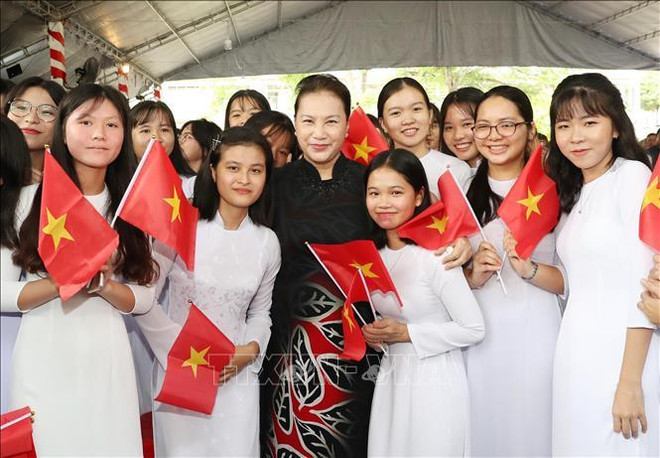 越南国会主席阮氏金银出席塔梅高中学校开学典礼 ảnh 1 越南国会主席阮氏金银出席塔梅高中学校开学典礼 ảnh 1
