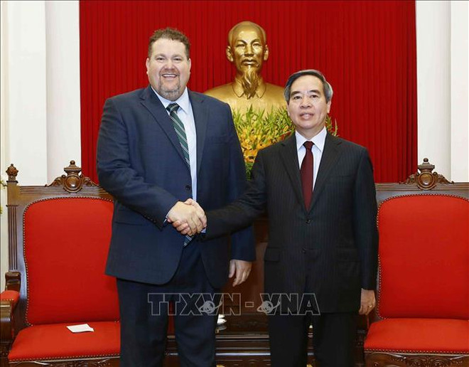 越共中央经济部长会见美国爱依斯电力公司越南市场总监 ảnh 1 越共中央经济部长会见美国爱依斯电力公司越南市场总监 ảnh 1