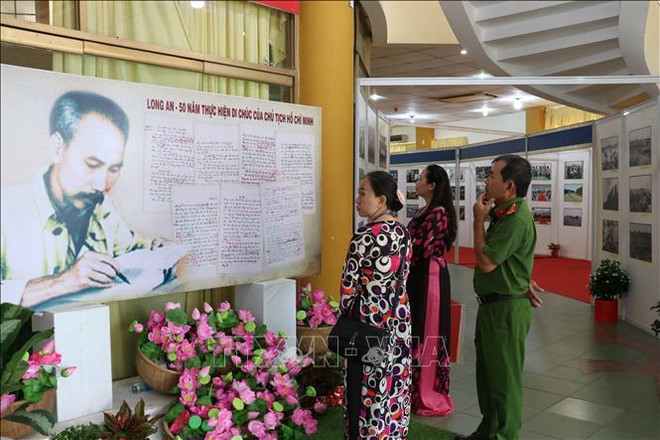 “隆安-践行胡志明主席遗嘱50周年”摄影展开幕 ảnh 2 “隆安-践行胡志明主席遗嘱50周年”摄影展开幕 ảnh 2