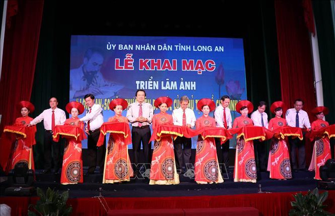 “隆安-践行胡志明主席遗嘱50周年”摄影展开幕 ảnh 1 “隆安-践行胡志明主席遗嘱50周年”摄影展开幕 ảnh 1