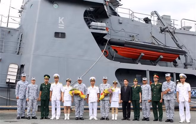 菲律宾海军军舰对越南进行友好访问 ảnh 2