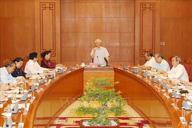 越共中央总书记、国家主席阮富仲主持召开越共十三大文件起草小组会议 ảnh 1