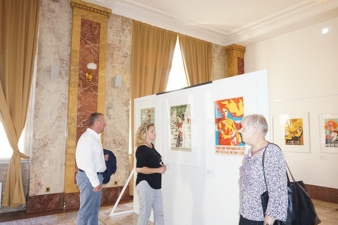 越南1945-2000年激励海报展在斯洛伐克举行 ảnh 2