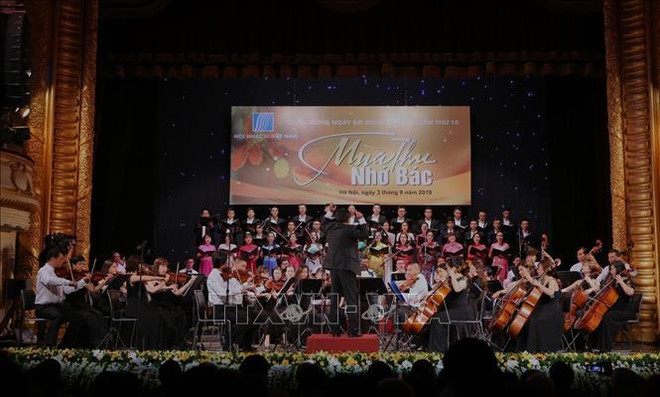 “秋天思念胡伯伯”大型文艺晚会在河内举行 ảnh 1 “秋天思念胡伯伯”大型文艺晚会在河内举行 ảnh 1