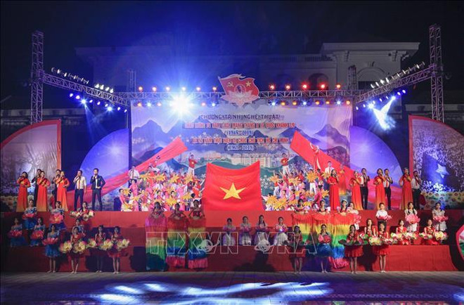 “永远闪亮的名字——胡志明”文艺晚会在奠边省举行 ảnh 1