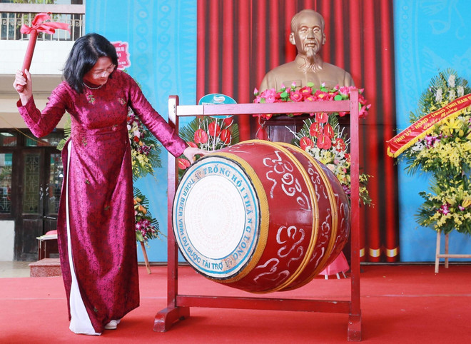 越南党和国家领导人与全国学生共迎新学年 ảnh 2 越南党和国家领导人与全国学生共迎新学年 ảnh 2