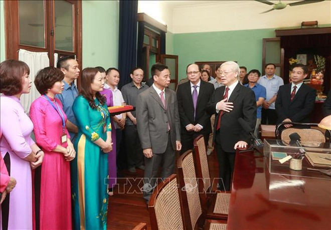 越共中央总书记、国家主席阮富仲上香缅怀胡志明主席 ảnh 2 越共中央总书记、国家主席阮富仲上香缅怀胡志明主席 ảnh 2