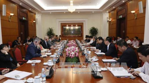 越共中央经济部部长会见越南欧洲商会制药协会区域高级代表团 ảnh 1 越共中央经济部部长会见越南欧洲商会制药协会区域高级代表团 ảnh 1