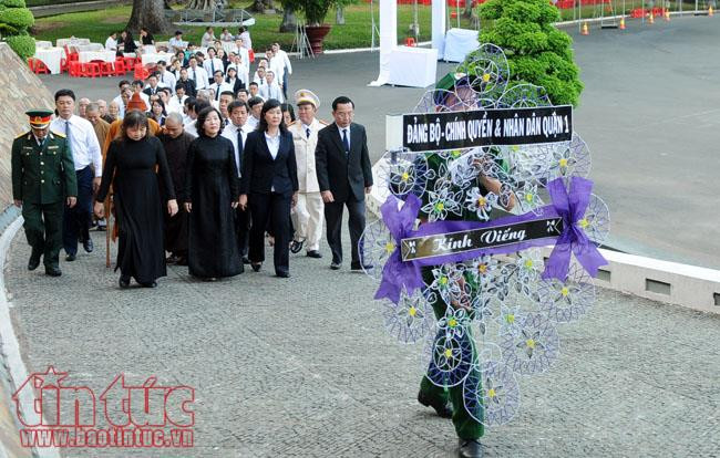 390多支代表团和人民群众前来吊唁原政府总理潘文凯 ảnh 1