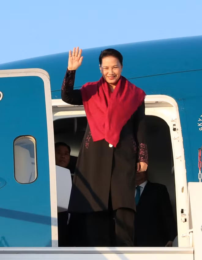 越南国会主席阮氏金银抵达瑞士日内瓦 开始出席IPU-138 ảnh 1